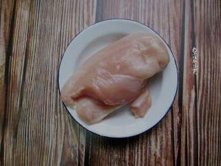 海苔鸡柳,这里的鸡肉我选用的是鸡小胸。用剔骨后的鸡腿肉，也可以呀~