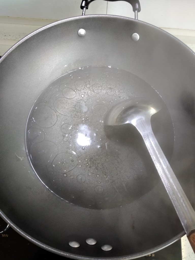 酸辣土豆丝,水中加入少许色拉油，目的是让土豆丝看起来更亮。