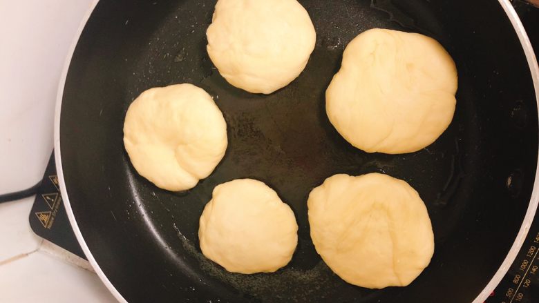 家庭版肉夹馍-早餐,将面饼铺到锅里，盖上盖子焖2分钟。