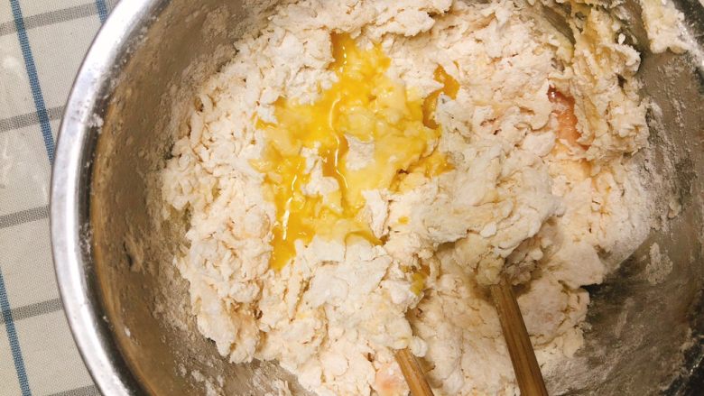 家庭版肉夹馍-早餐,将融化的黄油倒入到面块里搅拌。