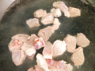 家庭版肉夹馍-早餐,锅里水烧开，放入肉块焯水3分钟。