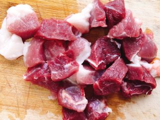 家庭版肉夹馍-早餐,买来猪前腿肉，此部位肉较嫩，洗干净后切成块更入味。