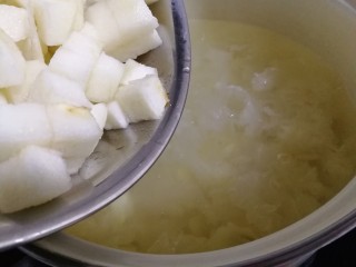 冰糖银耳百合梨羹,十分钟后将梨块儿倒入。小火熬制30分钟。