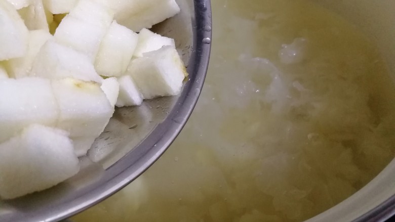冰糖银耳百合梨羹,十分钟后将梨块儿倒入。小火熬制30分钟。