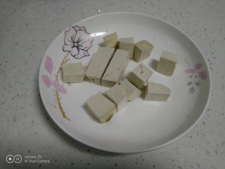 排骨炖粉皮腐竹,豆腐切块。