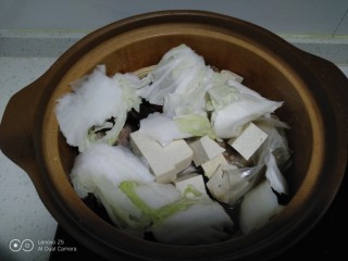 排骨炖粉皮腐竹,大火煮开转小火煮40分钟，加入白菜，豆腐、粉皮。