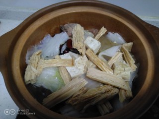 排骨炖粉皮腐竹,煮3分钟，加入腐竹、生抽、盐再煮3分钟。