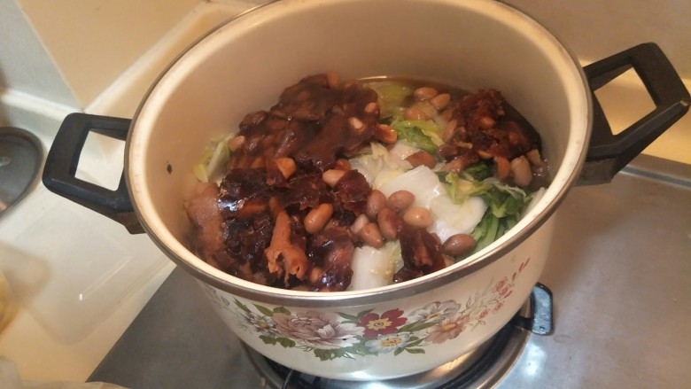 温暖的全家福🍲,家里有肉汤的同学可以加一点肉汤，我这里加的是猪脚汤。更加鲜美。