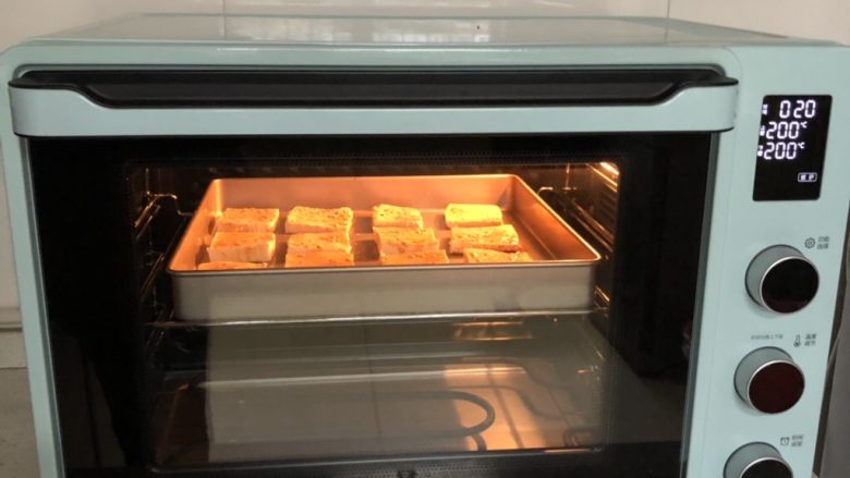 凤味烤豆腐,送入预热好的烤箱，中层上下火200度，烤20分钟左右