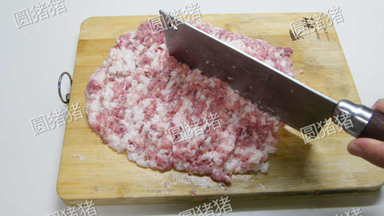 浓香不腻的红烧狮子头,将猪肉先切成小粒，再粗略的剁一下成肉馅。