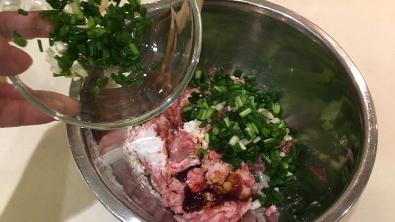 葱葱猪小馄飩,拿只大碗放入猪肉糜、肉馅调料跟葱花（保留一些葱花加汤里）