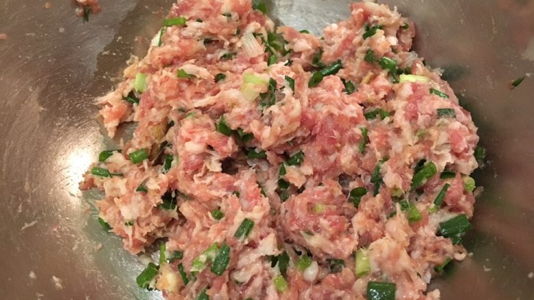 葱葱猪小馄飩,同方向搅拌猪肉糜，让肉跟调料混合拌匀，直到有些许拉丝的感觉！