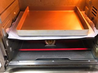 喜饼+蓝莓味,烤箱预热至175度，烤盘送入烤箱烤制8分钟定型。
