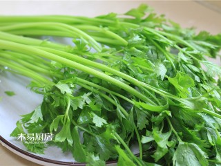 腰果仁炝芹菜,准备新鲜嫩绿的芹菜。