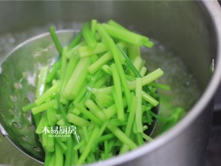 腰果仁炝芹菜,芹菜段放入开水锅中，焯熟，捞出。