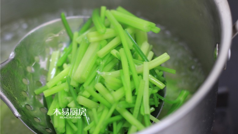 腰果仁炝芹菜,芹菜段放入开水锅中，焯熟，捞出。