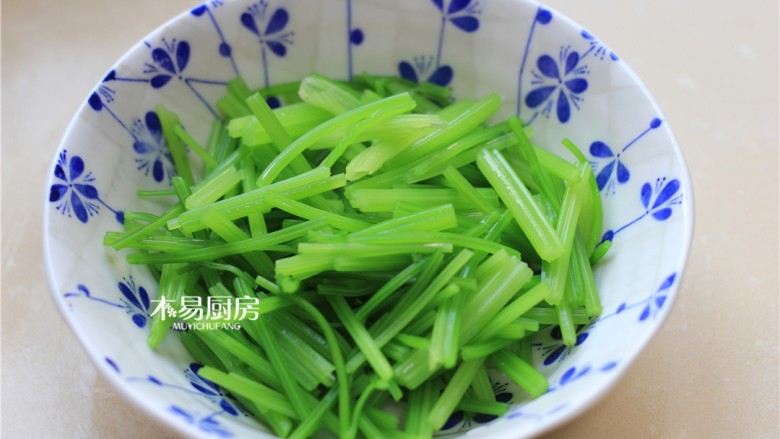 腰果仁炝芹菜,沥去水分，将芹菜段放入大碗中，备用。