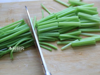 腰果仁炝芹菜,将芹菜切成4厘米左右的长段；姜洗净切成细丝，备用。