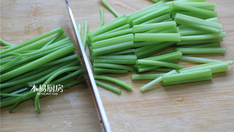 腰果仁炝芹菜,将芹菜切成4厘米左右的长段；姜洗净切成细丝，备用。