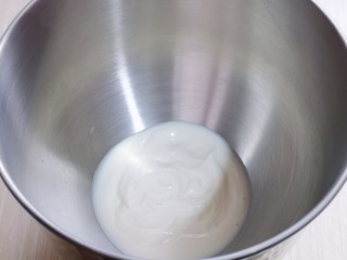 中种豆沙吐司面包,准备面团，首先将酸奶放入厨师机中。