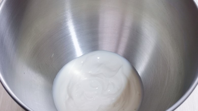 中种豆沙吐司面包,准备面团，首先将酸奶放入厨师机中。