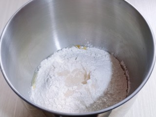 中种豆沙吐司面包,加入鸡蛋，加入高筋面粉，最后酵母粉，用周边面粉将酵母盖上。