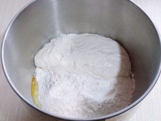 中种豆沙吐司面包,再把发酵好的波兰种放入厨师机。
