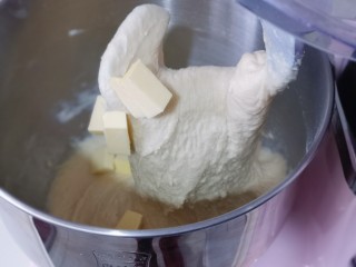 中种豆沙吐司面包,10分钟后加入室温软化的黄油，再次启动厨师机，将旋转按钮，至2档，揉20分钟。
