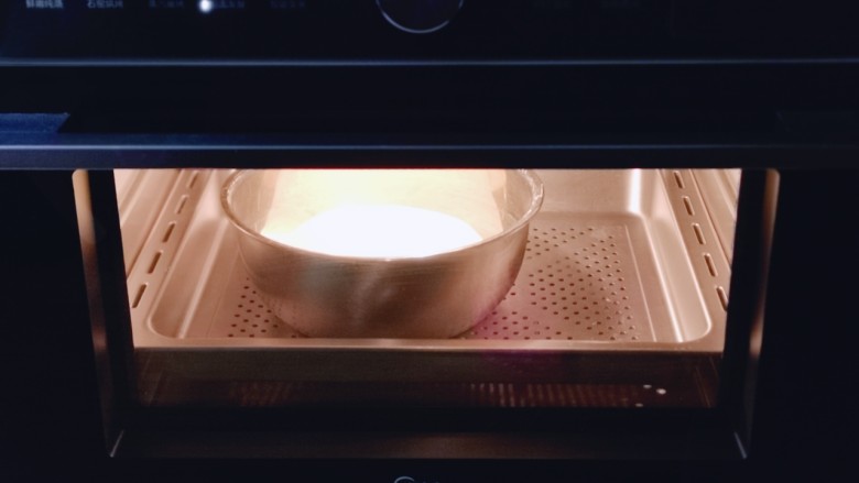 中种豆沙吐司面包,放入蒸烤箱，恒温发酵约40分钟。(室温发酵也可以，盖上盖子发酵至原来的两倍大。温度在25-28度间进行发酵，一定要保持面团的湿度！）