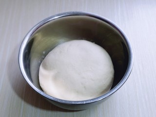中种豆沙吐司面包,20分钟后已经有了不容易破的手套膜，将面团取出揉圆进行发酵。