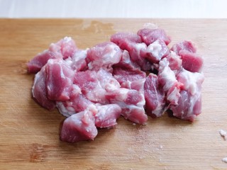 胡萝卜焖笋烧肉,将肉用温水洗干净，再切小块。