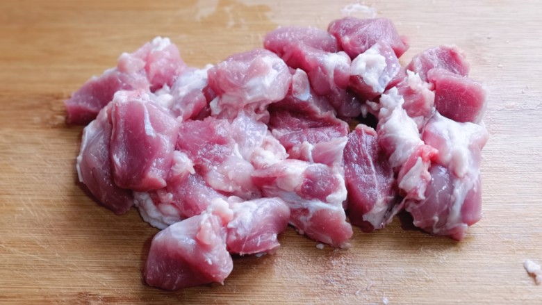 胡萝卜焖笋烧肉,将肉用温水洗干净，再切小块。