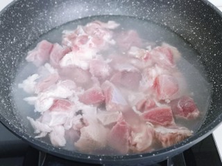 胡萝卜焖笋烧肉,锅中加入水，冷水入锅，烧开后煮2分钟捞出，再用温水将肉上的杂质冲洗干净。