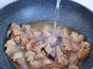 胡萝卜焖笋烧肉,加入纯净水，摸过肉为佳，烧开后转小火10分钟。