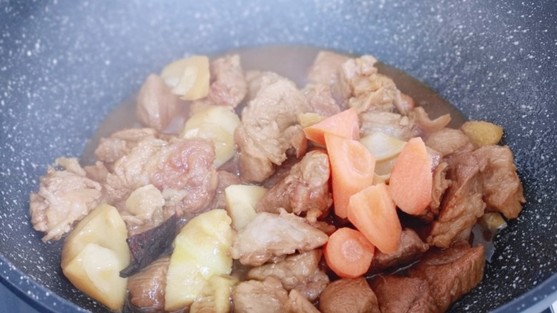 胡萝卜焖笋烧肉,20分钟后，肉好了，笋也熟了，加入切好的胡萝卜。