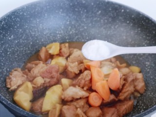 胡萝卜焖笋烧肉,再加入盐。(盐的量可以根据个人口味放)