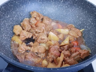 胡萝卜焖笋烧肉,大火收汤，即可出锅。