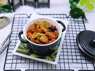 胡萝卜焖笋烧肉,盛出，撒葱