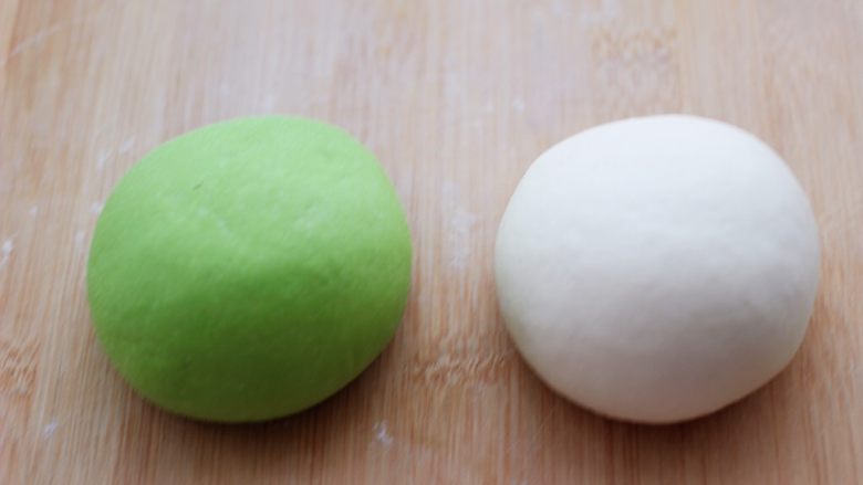 翡翠白玉生煎包,分别把两个颜色的面团排气揉匀后。