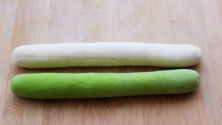翡翠白玉生煎包,把揉好的两个面团搓成长条。