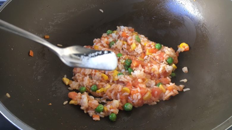 芝士焗番茄鲜虾米饭盅,放入少许盐调味。