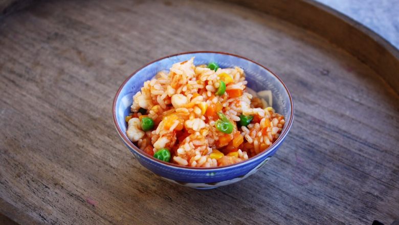 芝士焗番茄鲜虾米饭盅,炒好的鲜虾米饭盛出备用。