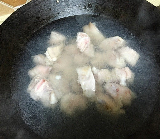 红烧猪蹄,裕滨纯粮年猪带筋猪蹄用水焯一下，煮出浮沫血水，捞出沥干待用；