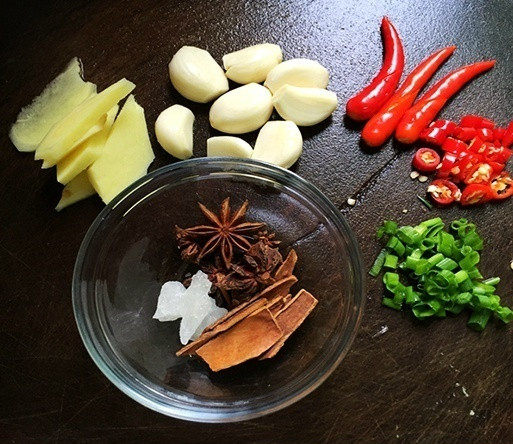 红烧猪蹄,准备生姜、大蒜、辣椒、葱花、八角、桂皮、冰糖；