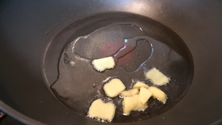 鲶鱼豆腐煲,下姜片，小火将姜片煎至略微收缩。