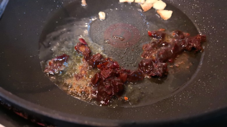 鲶鱼豆腐煲,用小火将豆瓣酱炒出红油。