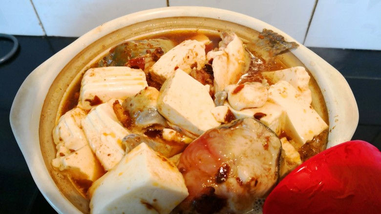 鲶鱼豆腐煲,中途将豆腐和鱼轻轻地推一下，使之受热均匀。