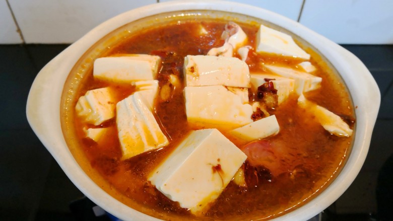 鲶鱼豆腐煲,将煮开的豆瓣酱汤汁倒入砂锅，开大火加盖煮。