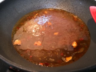 鲶鱼豆腐煲,加入开水，生抽，剩下的盐，糖。煮开。