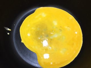 快手早餐——美式炒蛋佐吐司底,锅里倒入蛋液最小火加热